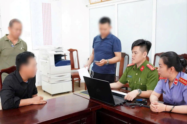 Phan Văn Phú tại cơ quan Công an. 0058301-38-42-15still0891.jpg