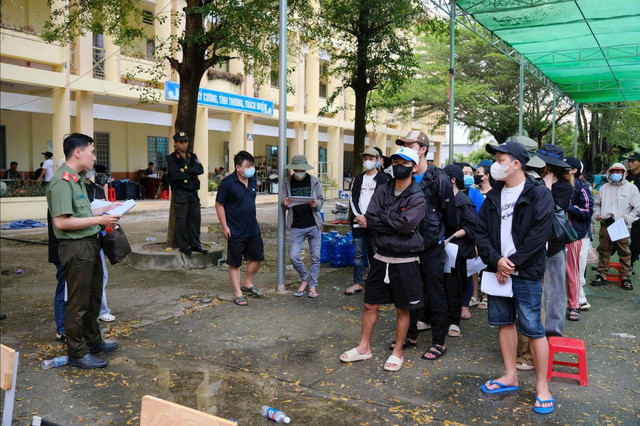 Các công dân được tiếp nhận về nước an toàn. 31-cong-dan-duoc-dua-ve-qua-cua-cau-xa-mat.jpg
