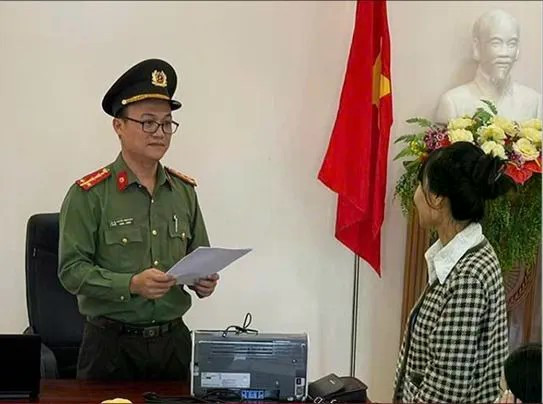 Cơ quan Công an đọc quyết định khởi tố bị can một trong ba đối tượng. 27-5-khoi-to-3-doi-tuong-van-chuyen-ngoai-te-qua-bien-gioi-8378-9358.jpg
