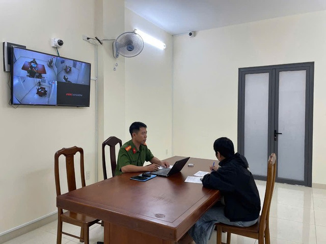Cơ quan CSĐT Công an tỉnh Khánh Hòa làm việc với bà Lê Thị Thu H. (mẹ bé Bắp). Ảnh: CACC. hoa-10345866.jpg