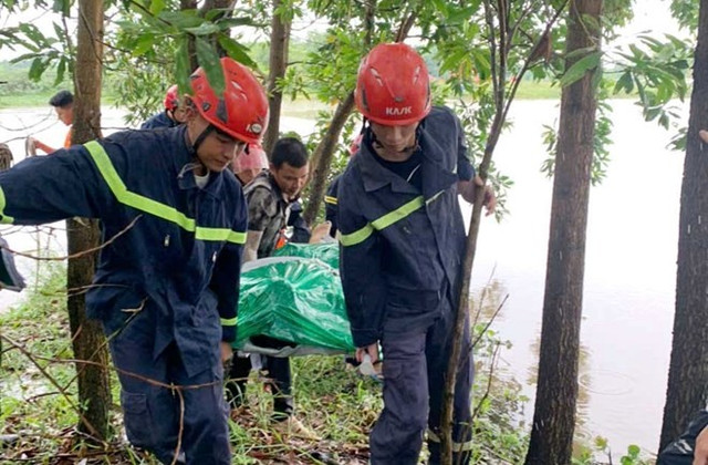 Thi thể nạn nhân được lực lượng chức năng đưa lơn bờ. Ảnh: Trần Tuấn. thi2.jpg