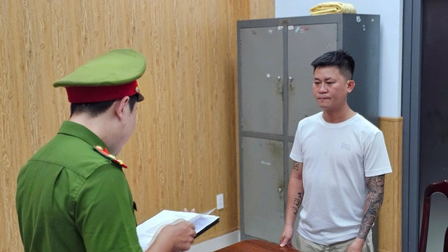 Cơ quan Công an đọc quyết định khởi tố đối với Phạm Công Lộc. z6704016490300ed38bb1323de30e436dcfb85e93cb272-17498783085211860474166.jpg