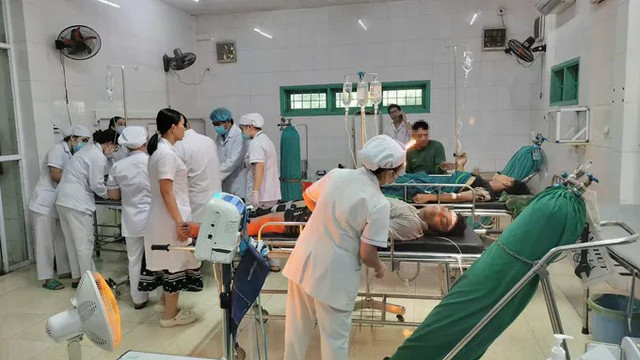 Các nạn nhân đang được bác sỹ tích cực cấp cứu. 1-5419-3268.jpg