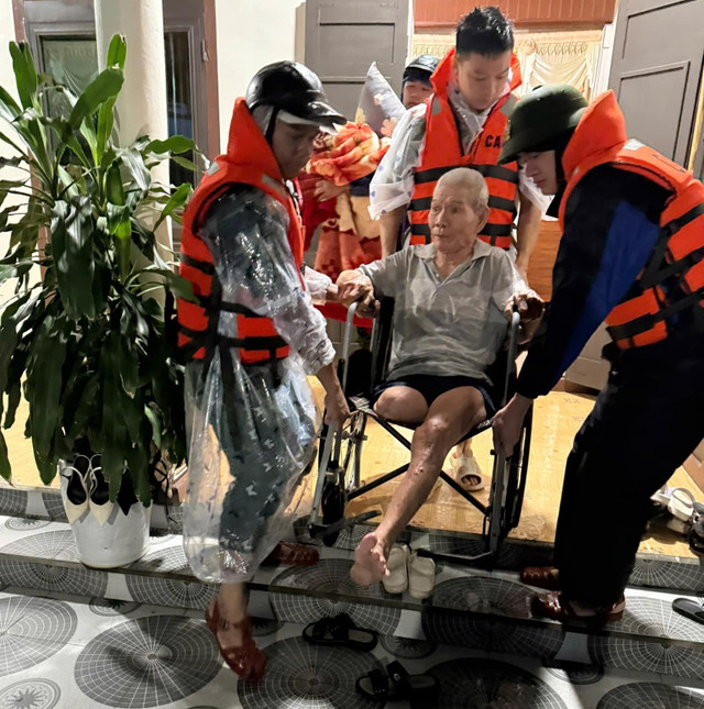 Lực lượng chức năng sơ tán người dân đến nơi an toàn. Ảnh: CAQT. 506615444-122161413488568961-3171541096179070776-n.jpg