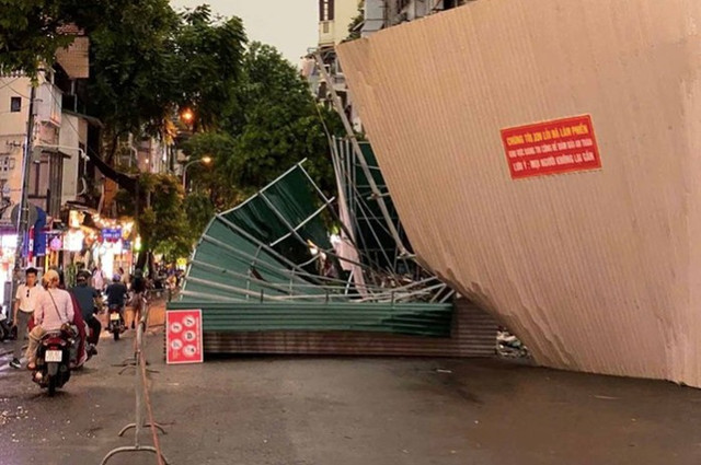 Hàng rào tòa nhà "hàm cá mập" đổ sập, khiến 2 du khách bị thương. Ảnh: Hoàng Hải. anh-chup-man-hinh-2025-07-19-luc-231708-1752942155206218030054-1.jpg