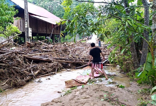 Mưa lớn kéo dài tạo lũ ống, lũ quét, sạt lở đất, gây thiệt hại lớn đối với tài sản nhân dân. 502464737-4224186527811425-5274997274930615109-n.jpg