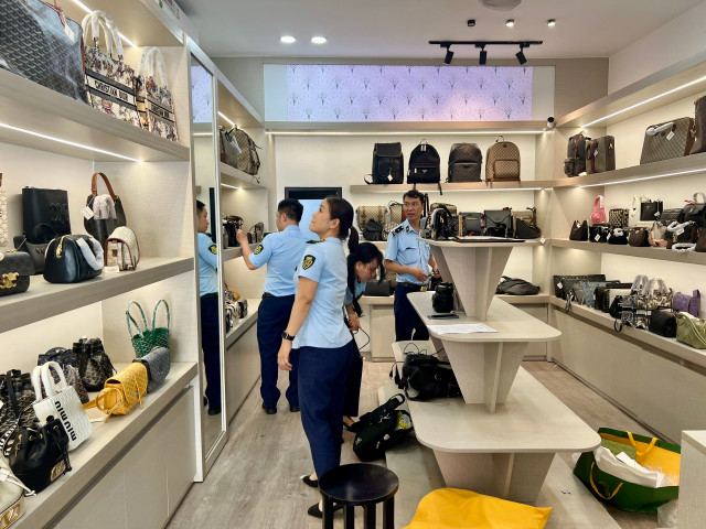 Lực lượng quản lý thị trường kiểm tra tại một cửa hàng chuyên kinh doanh túi xách ở TP Đà Nẵng. z6622877765532-dd1bd4eab23500e81026b18fb9d7fb90.jpg