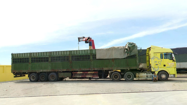 Chiếc xe vi phạm đang hạ tải trọng. Ảnh: Ngô Quang Văn. 1-20250814155051.jpg