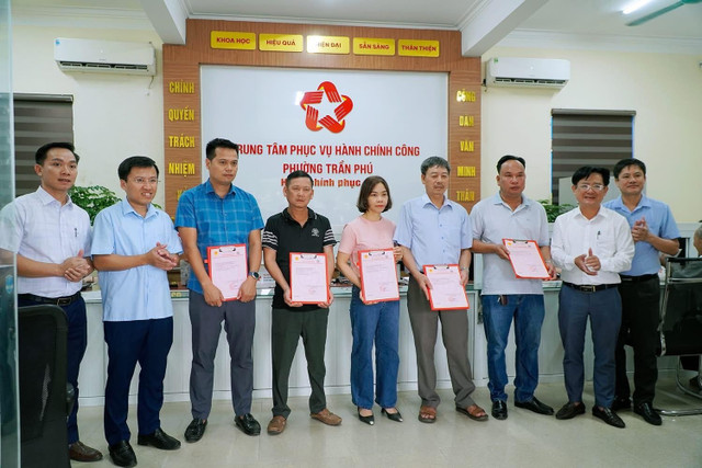 Lãnh đạo phường Trần Phú trao trao giấy chứng nhận quyền sử dụng đất cho người dân. sd.jpg