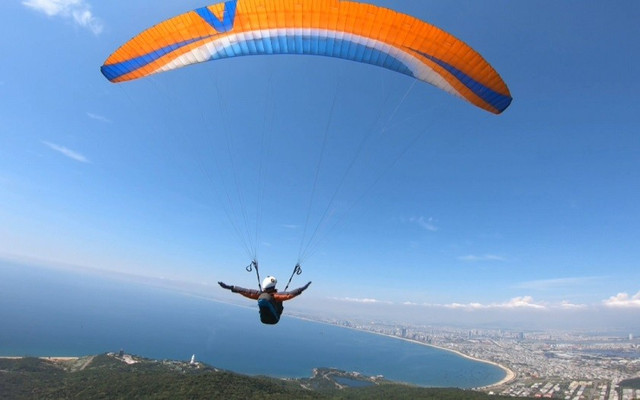 TP Đà Nẵng tạm dừng dịch vụ bay dù lượn ở bán đảo Sơn Trà để đánh giá, rà soát toàn diện. nhay-du-o-da-nang-6.jpg