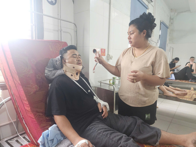 Một nạn nhân đang được cấp cứu tại bệnh viện. z6838598501152ec4dd556d8d074275a4ca8a8938e9c02-17534049023286344813.jpg
