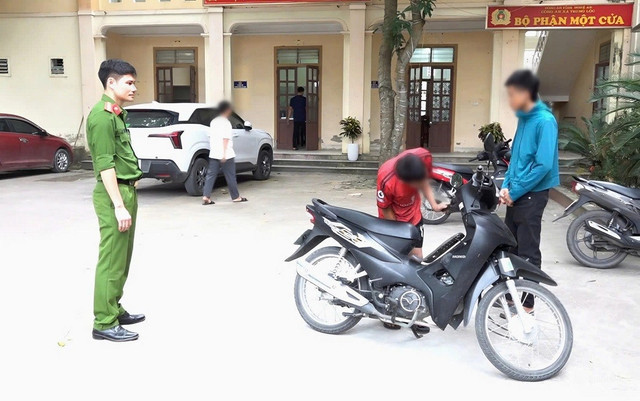 Hai đối tượng cùng tang vật bị cơ quan Công an bắt giữ. images2028809-42842ee30a1abc44e50b.jpg