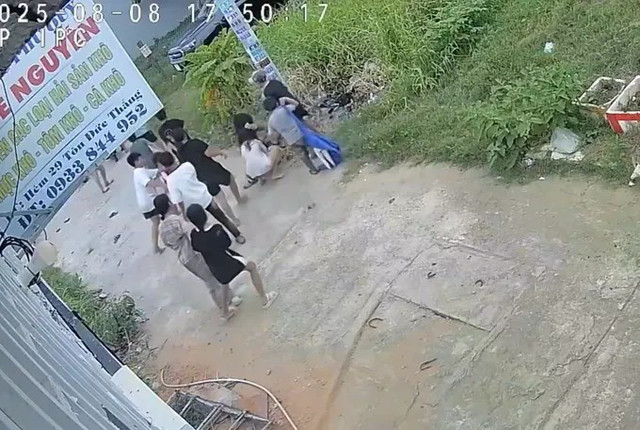 Hiện trường vụ việc. (Ảnh cắt từ clip). h.jpg