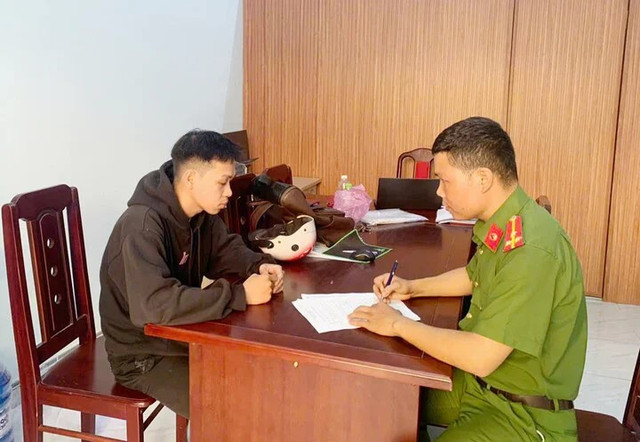 Đối tượng Phan Công Kin tại cơ quan Công an. ve-so-07215245.jpg