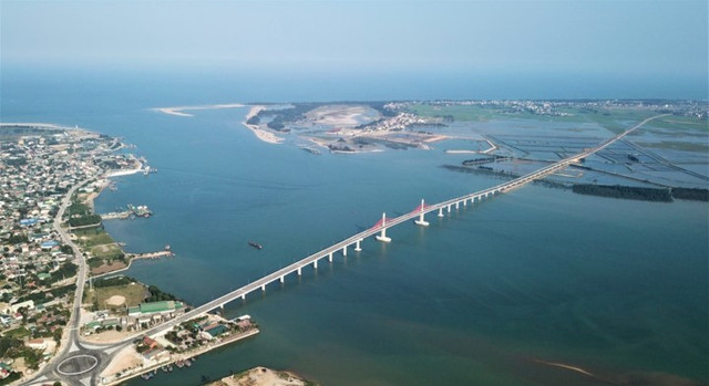 Cầu Cửa Hội nối tỉnh Nghệ An và Hà Tĩnh. cau-ha-tinh-10153987-2350.jpg