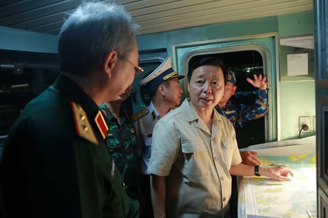 Phó Thủ tướng Trần Hồng Hà trực tiếp có mặt chỉ đạo công tác tìm kiếm, cứu hộ, cứu nạn các du khách và thuyền viên gặp nạn. Ảnh: Minh Khôi. 51879720118642722574690964248125108802726400n-1752935785617207403378.jpg
