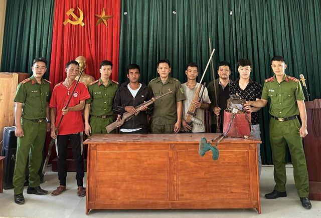 Người dân tự nguyện giao nộp súng cho cơ quan Công an. z6886270193398-9e03fd991ac76e34d8913609870aa485-e1754641951818-1068x726.jpg