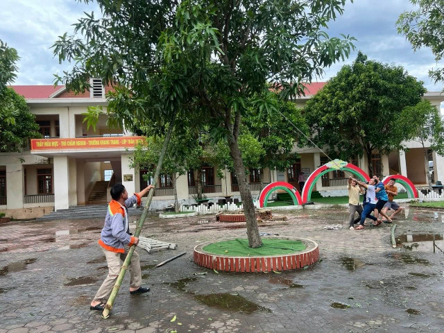 Trước diễn biến phức tạp của bão số 10 Bualoi, nhiều địa phương đã cho học sinh nghỉ học. 538259974-122134225796929232-8973610378888110842-n.jpg