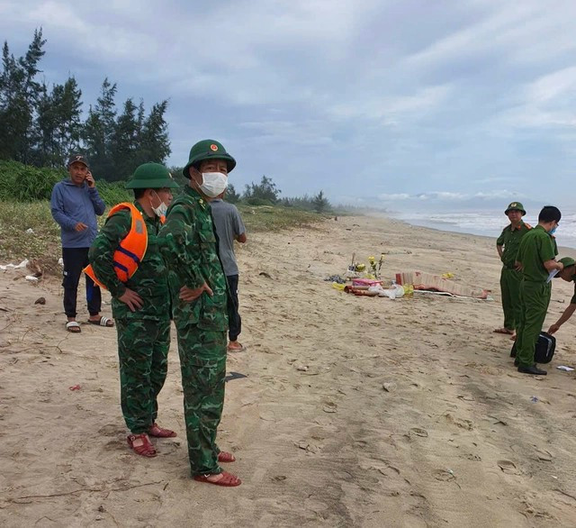 Thi thể ngư dân xấu số được lực lượng chức năng đưa lên bờ. img2665-1759201404358871199950.jpg