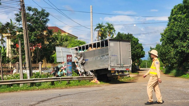 Hiện trường vụ tai nạn. o-to-tai-bien-dang-sau-va-cham-xe-dau-keo-1751854683699844076773.jpg