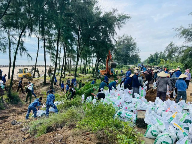 Lực lượng chức năng cùng người dân khẩn trương gia cố tuyến đê bị sạt lở tại xã Xuân Đan. ht3-17560002892991411557231.jpg