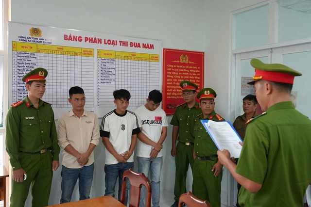 Các đối tượng tạic ơ quan Công an. z6888854617079-ca25b3a4858f2869315e7b2426999141-17547130365671196105898.jpg