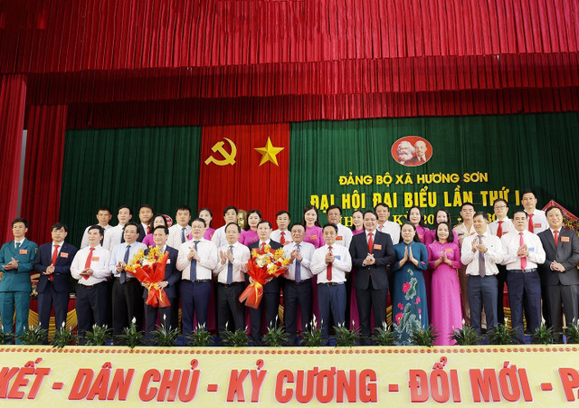 Đồng chí Trần Cẩm Tú và các đại biểu trung ương, lãnh đạo tỉnh tặng hoa chúc mừng Ban Chấp hành Đảng bộ xã Hương Sơn. 153a1f547-2500.jpg
