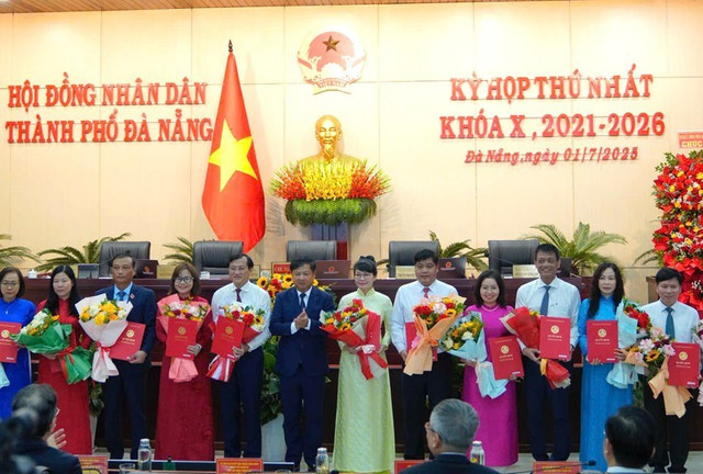 Chủ tịch UBND TP. Đà Nẵng Lương Nguyễn Minh Triết trao quyết định bổ nhiệm lãnh đạo các sở, ban, ngành. dn2-17513405565321365291564.jpg