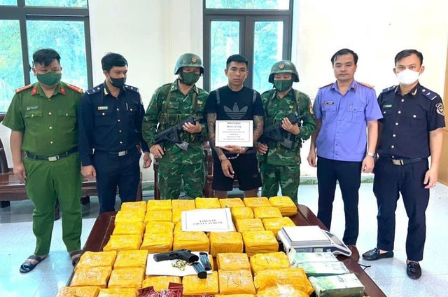 Đối tượng Trần Văn Nam cùng tang vật bị bắt giữ. Ảnh: Thế Mạnh. 911103310am-crop-621103306am-1154-621103306am67294142am-anh-6jpg.jpg