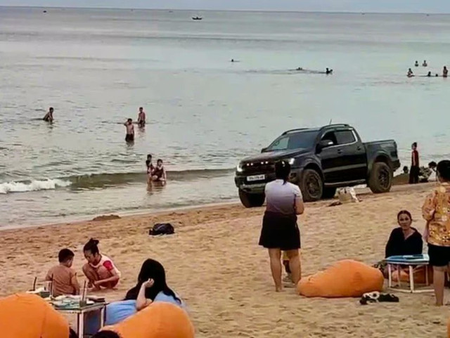 Xe bán tải gây náo loạn ở bãi biển Tuy Hòa. h.jpg