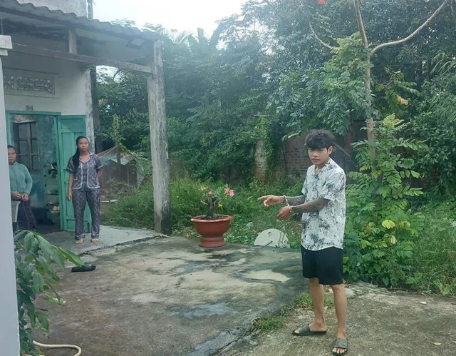 Đối tượng Phan Phước Thảo tại hiện trường gây án. Ảnh: CACC. cuop-tai-san-2-2709-5870.jpg