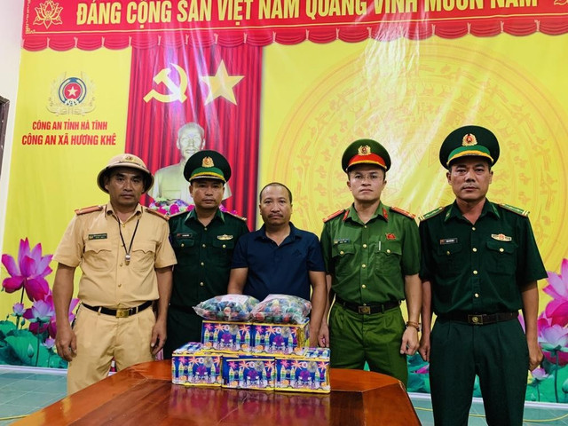 Lê Viết Nguyên cùng tang vật bị bắt giữ. 68b392d81e725.jpg