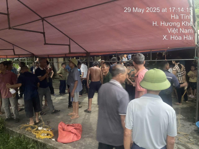 Cơ quan chức năng bàn giao thi thể nạn nhân cho gia đình an táng theo phong tục địa phương. 56f7baed-922d-4123-abac-31f856e59315.jpg