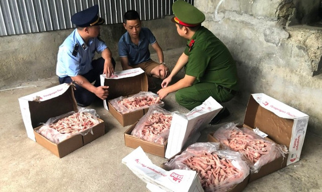 Lực lượng chức năng đang kiểm đếm tang vật. chan-ga1-1751444939685.jpg