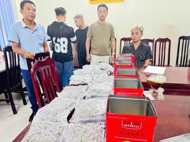 Một đối tượng cùng tang vật bị bắt giữ. (Ảnh: CHQ) f98917597fbfc8e191ae.jpg