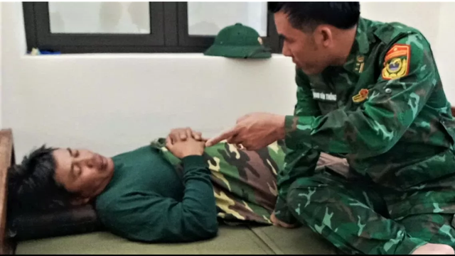 Thuyền phó Đỗ Sỹ Thường được đưa lên bờ chăm sóc. img-931220250526092502.png