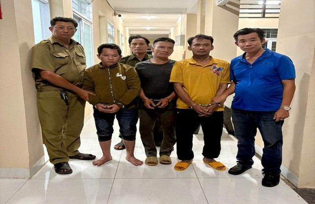 Nhóm đối tượng bị lực lượng Công an bắt giữ. Ảnh: CACC. 66.jpg