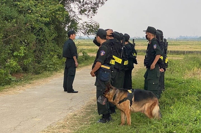 Lực lượng công an tổ chức truy bắt nghi phạm giết người Võ Thế Hùng. truy-bat-1-08283039.jpg