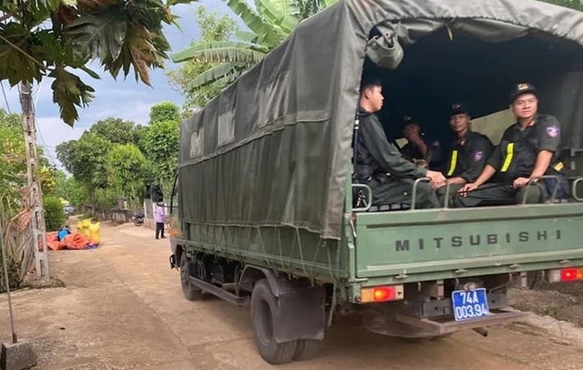 Công an tỉnh Quảng Trị đã huy động hàng trăm cán bộ, chiến sĩ truy bắt đối tượng. truy-bat-3-08274034.jpg