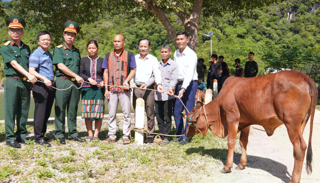 Lãnh đạo Binh đoàn 15 trao tặng bò giống sinh sản cho người dân cụm Còi. Ảnh: Hải Hoà. ktqp-5-20250820102013.jpg