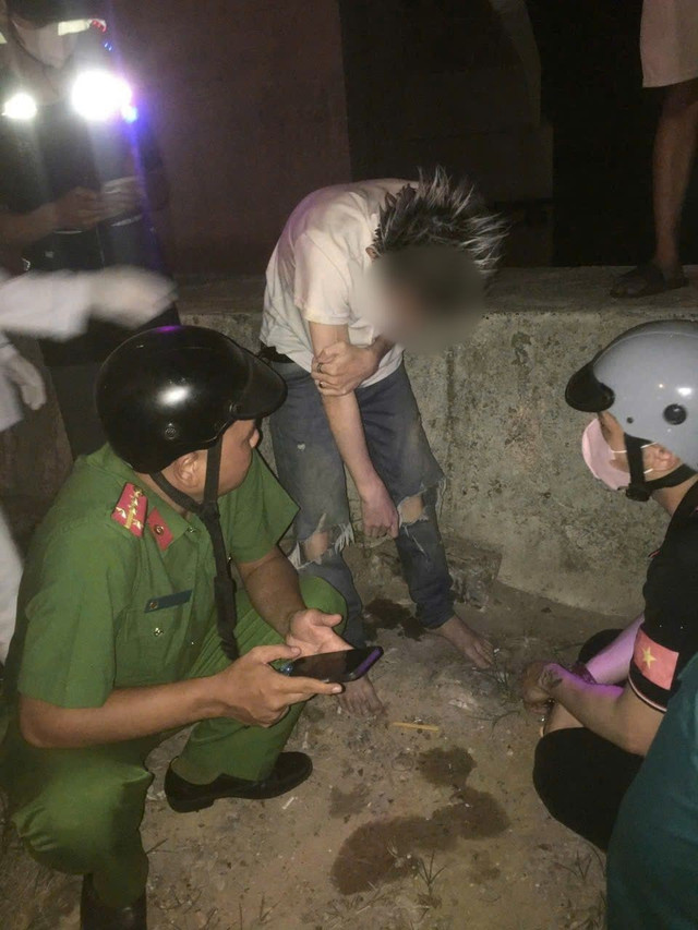 Nam thanh niên đang được lực lượng Công an hỗ trợ tâm lý. 529279216-1059457433045627-6647958895640114828-n.jpg
