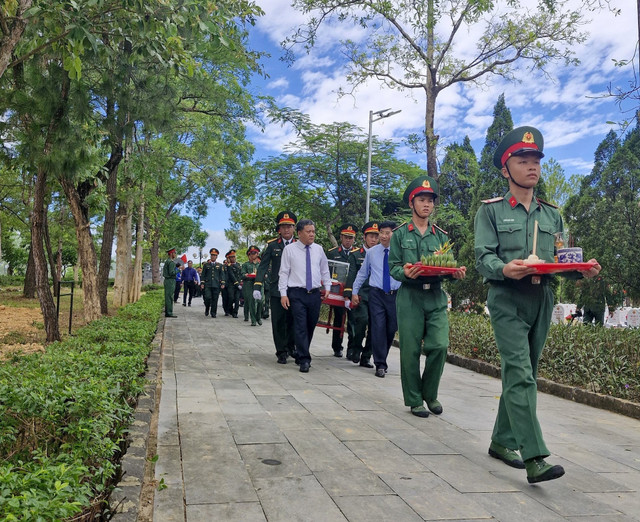 Lãnh đạo tỉnh Quảng Trị di chuyển hài cốt các liệt sĩ về nơi an táng. a5.jpg