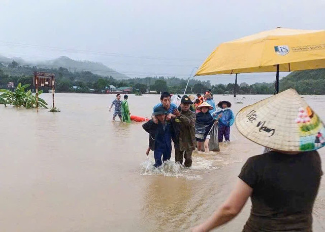 Người dân được di chuyển đến vùng an toàn. Ảnh: Bảo Khánh. 949010673771802fd960-59946.jpg