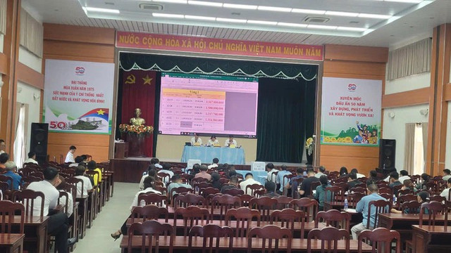Toàn cảnh buổi đấu giá. gh.jpg