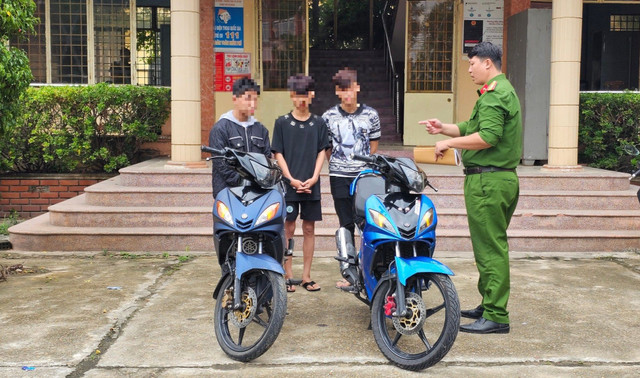 Các đối tượng cùng tang vật bị bắt giữ. Ảnh: CACC. 515678466-1036386838686020-7194441555392899366-n.jpg