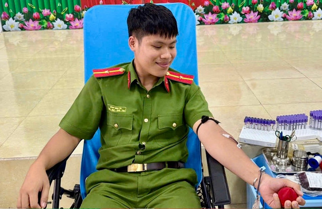 Thiếu uý Phan Minh Tài hiến máu cứu sống bệnh nhân mắc bệnh hiểm nghèo. 68baa550cfd69.jpg