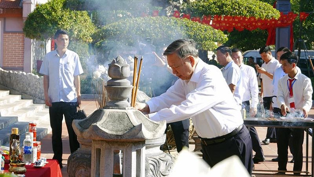 Tổng Bí thư Tô Lâm và các đại biểu tưởng nhớ Chủ tịch Hồ Chí Minh và các Anh hùng liệt sỹ. 510011928-2893858247486162-8609187253647525733-n.jpg