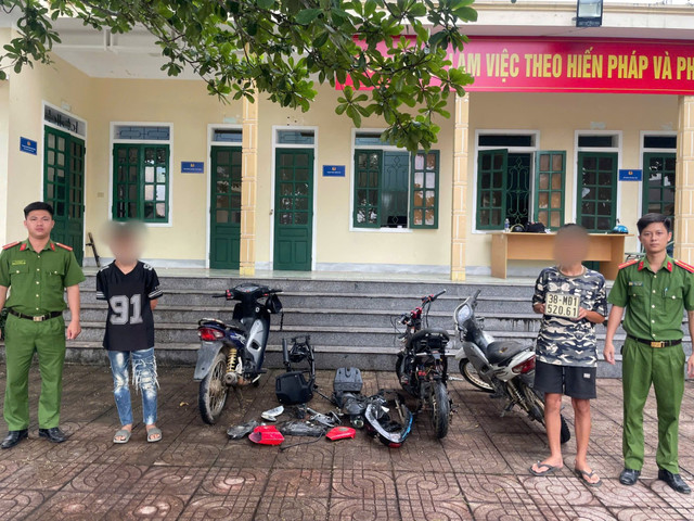 Hai đối tượng cùng tang vật bị bắt giữ. 515014641-722529507194153-4043670152732013941-n.jpg