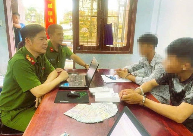 Hai đối tượng cùng tang vật tại cơ quan Công an. 69bf2127-8ef1-4e87-a2fa-544a8ba20eb3.jpg