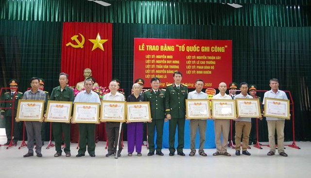 Đại diện Bộ tư lệnh Quân khu 4, Bộ Chỉ huy quân sự tỉnh Quảng Trị trao bằng "Tổ quốc ghi công" của Thủ tướng Chính phủ cho thân nhân các liệt sĩ. trao-bang.jpg